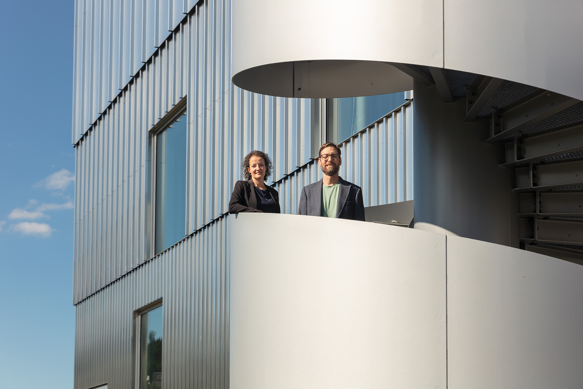 Zwei Personen in Treppenhaus
