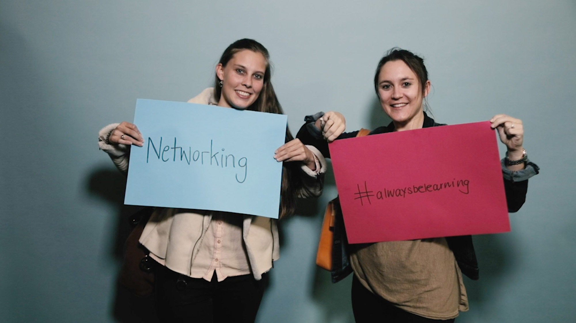 Zwei Frauen mit plakaten